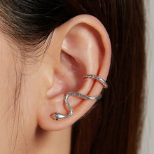 Carregar imagem no visualizador da galeria, Brinco Clip Serpente - Prata 925
