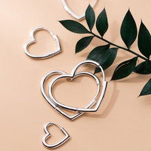 Carregar imagem no visualizador da galeria, Brincos Argola Coração - Prata 925
