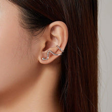 Carregar imagem no visualizador da galeria, Brinco Clip Serpente - Prata 925
