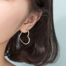 Carregar imagem no visualizador da galeria, Brincos Argola Coração - Prata 925
